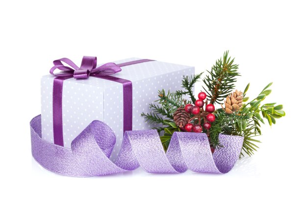 Confezione regalo di natale viola, decorazioni e albero. Isolato su sfondo bianco