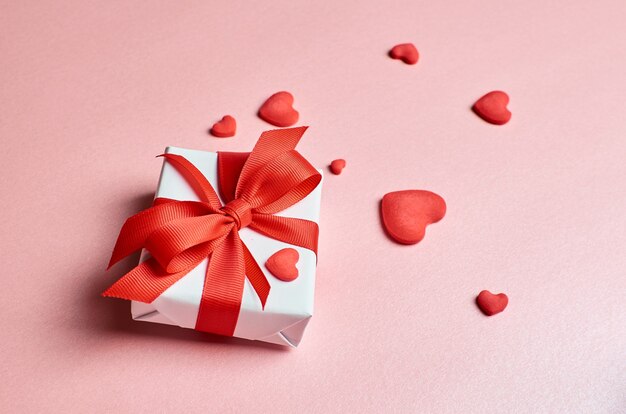 Confezione regalo di San Valentino con decorazioni di cuori sul rosa
