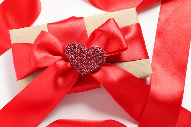 Confezione regalo di San Valentino, festa della mamma o compleanno. Regali di San Valentino con un cuore di carta rossa