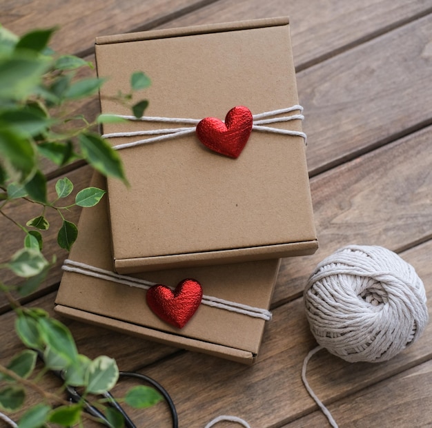 Confezione regalo di San Valentino Scatole regalo kraft decorate con cuori rossi