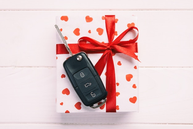 Confezione regalo e chiave auto San Valentino