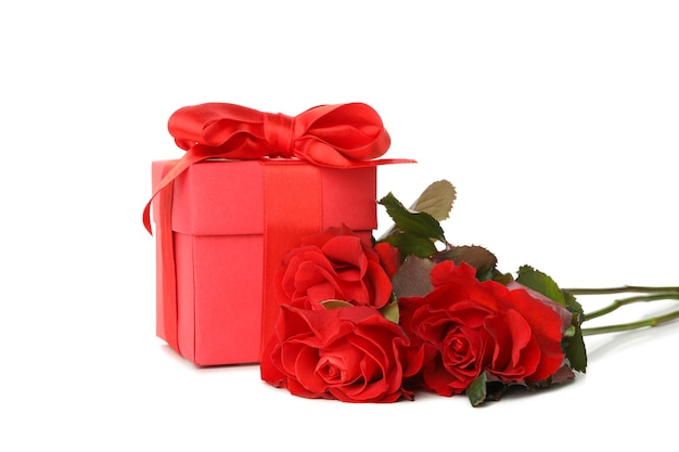 Confezione regalo e rose isolati su sfondo bianco