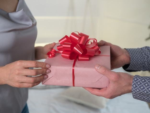 Confezione regalo famiglia Mani maschili e femminili con scatola rossa