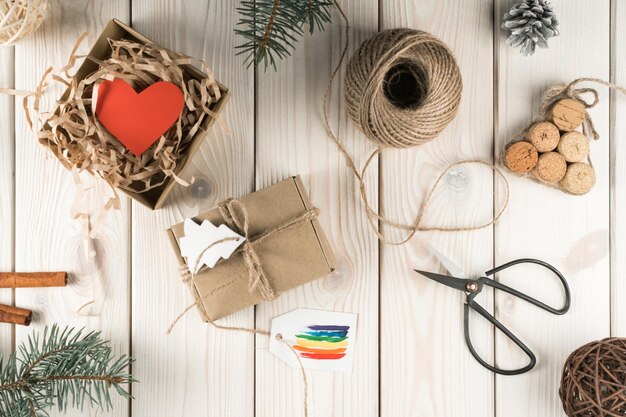 Confezione regalo fatta a mano in confezione festiva decorata con vista dall'alto di cartolina arcobaleno Rami di abete e strumenti per la creazione di regali di Natale o Capodanno concetto di vacanza simbolo LGBT orientamento omosessuale