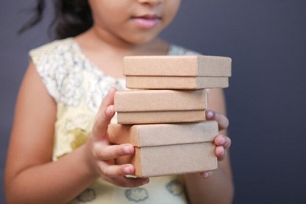 Confezione regalo fatta in casa da tenere in mano per bambini