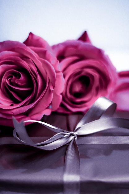 Confezione regalo in argento di lusso e rose rosa come regalo di San Valentino o di compleanno di Natale