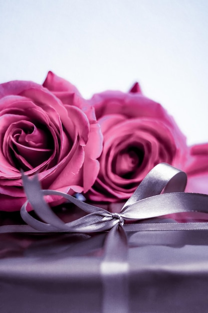 Confezione regalo in argento di lusso e rose rosa come regalo di San Valentino o di compleanno di Natale