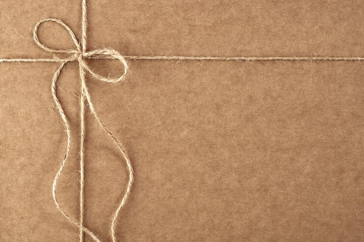 confezione regalo in carta artigianale legata con una corda di iuta con fiocco