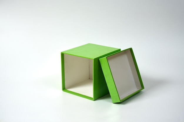 Confezione regalo in cartone verde su sfondo bianco isolato