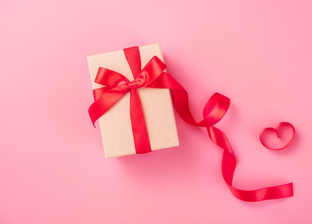 Confezione regalo Kraft con bellissimo nastro rosso e rosa