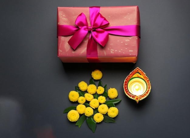 confezione regalo lampada diwali e fila di lampade a olio diwali su sfondo scuro