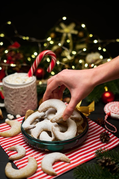 Confezione regalo piena di biscotti Vanillekipferl Vanillekipferl alla vaniglia tradizionali tedeschi o austriaci