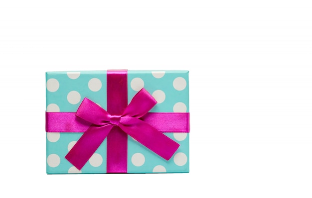 Confezione regalo punteggiata a pois con fiocco in nastro rosa isolato su sfondo bianco con spazio di copia, basta aggiungere il tuo testo. Utilizzare per il festival di Natale e Capodanno