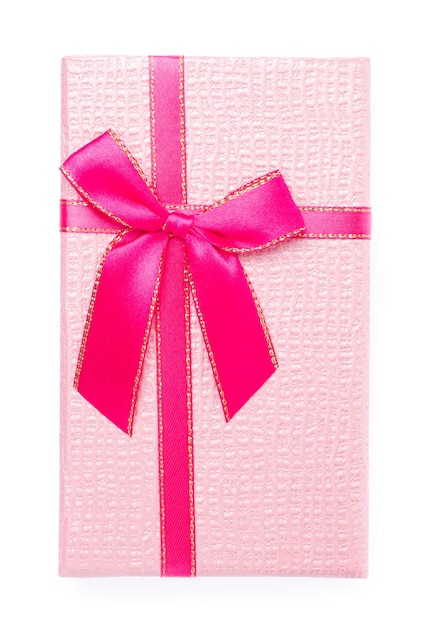 Confezione regalo rosa con nastro isolato su sfondo bianco.