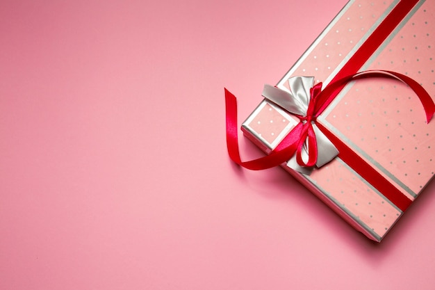 confezione regalo rosa vacanza su sfondo blu