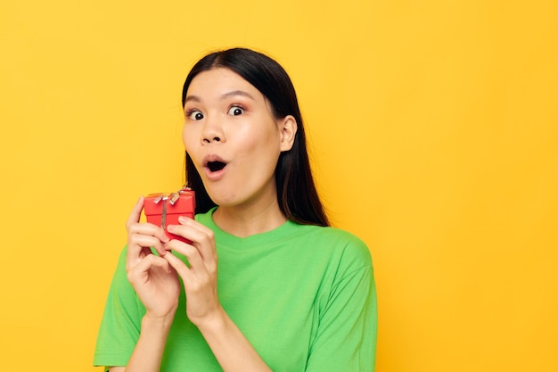 Confezione regalo rossa donna Buon compleanno sfondo isolato inalterato Foto di alta qualità