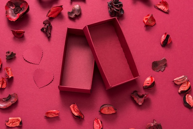 Confezione regalo rossa e cuori di carta, presente di San Valentino