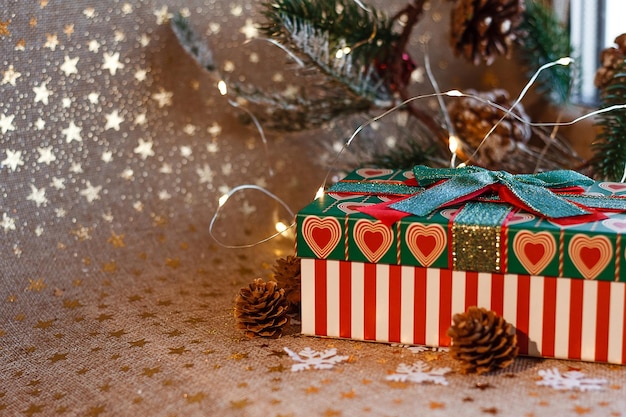Confezione regalo rossa e verde di Natale o Capodanno con decorazioni