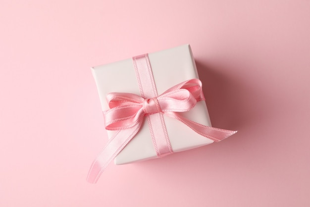 Confezione regalo su sfondo rosa, vista dall'alto