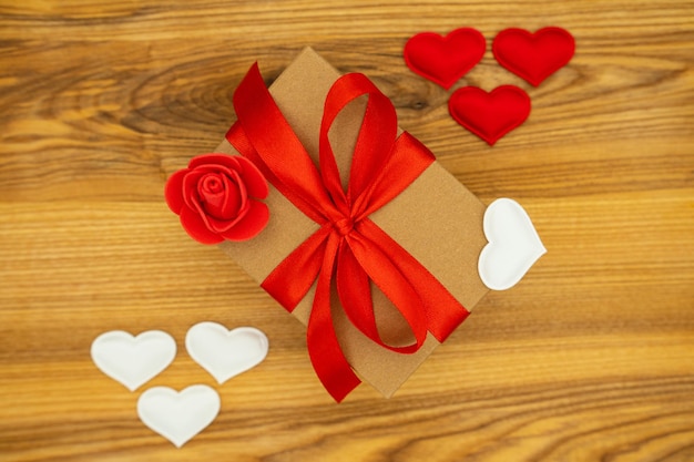 Confezione regalo sullo sfondo di legno Celebrazione di San Valentino