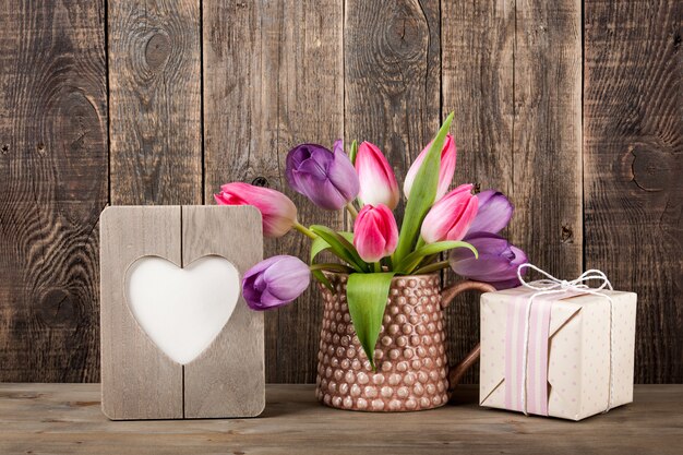 Confezione regalo, tulipani colorati e cornice a forma di cuore