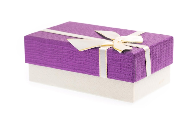 Confezione regalo viola con nastro bianco isolato su sfondo bianco.