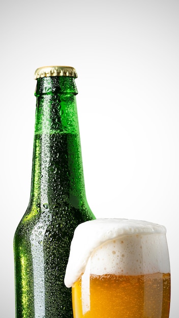 Confezioni di birra su sfondo bianco