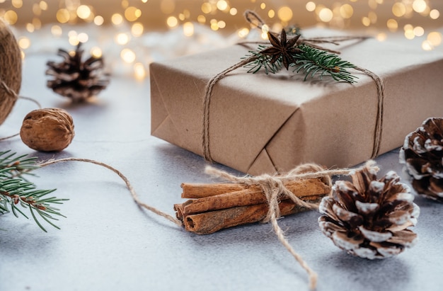 Confezioni di regali di Natale con materiali naturali eco friendly