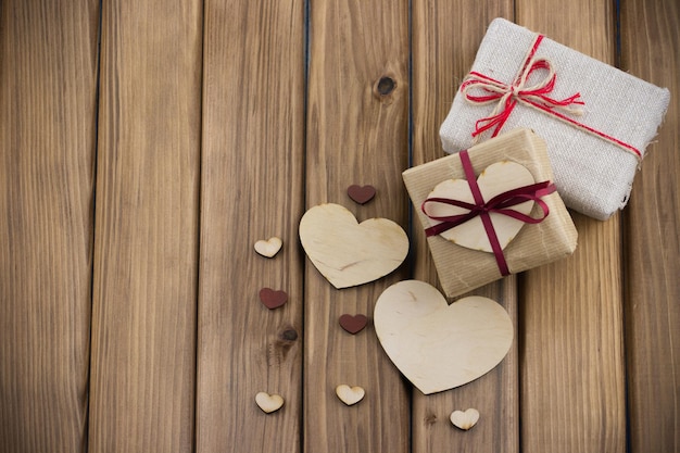 Confezioni regalo con nastro e cuori di legno