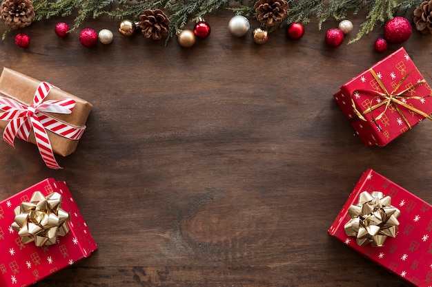 Confezioni regalo con palline e coni lucidi