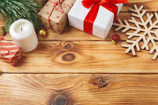 confezioni regalo di Natale avvolto su fondo in legno