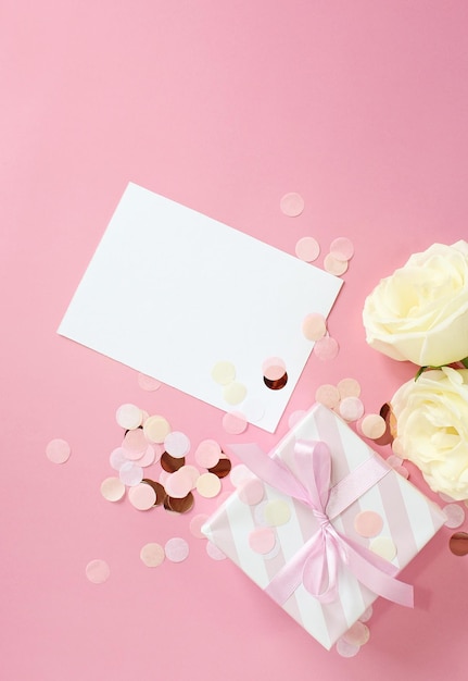 Confezioni regalo e fiori di rosa su sfondo rosa Buon San Valentino Concetto di compleanno per la festa della mamma Composizione romantica piatta