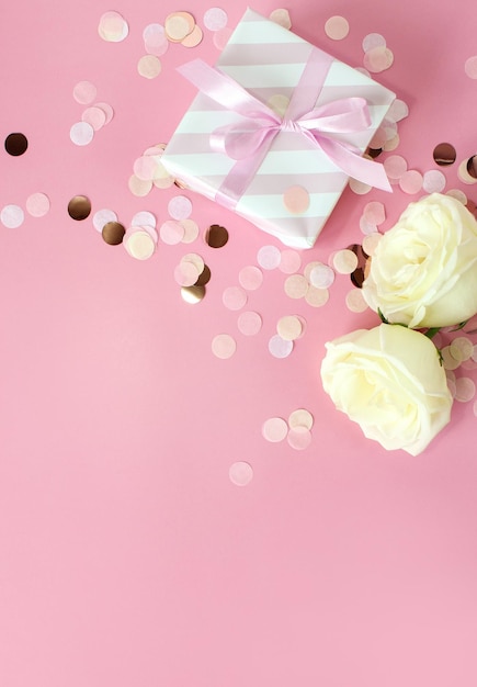 Confezioni regalo e fiori di rosa su sfondo rosa Buon San Valentino Concetto di compleanno per la festa della mamma Composizione romantica piatta