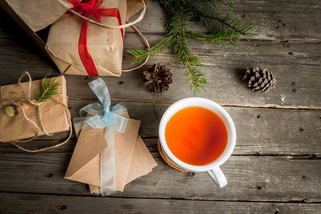 Confezioni regalo e lettere, cartoline per auguri di Natale.