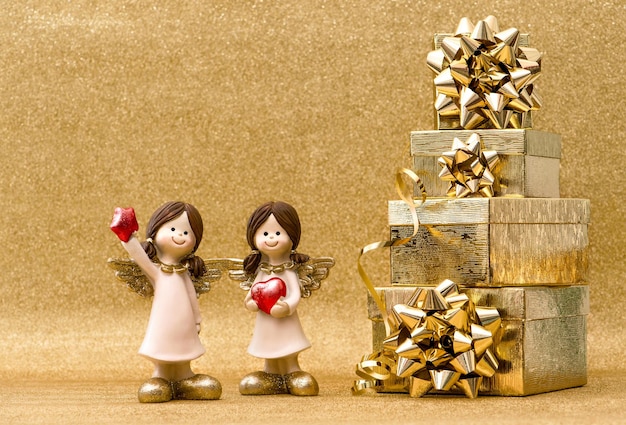 Confezioni regalo e piccoli angeli custodi. Decorazione per le feste di Natale