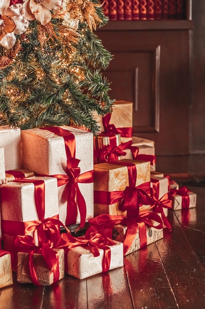 Confezioni regalo e tradizionali regali e decorazioni avvolte nell'albero di Natale in stile coloniale come decorazione per la casa delle vacanze