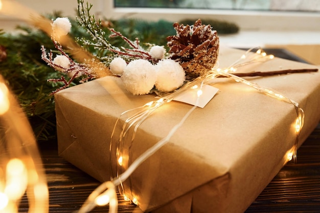 Confezioni regalo sdraiate sul tavolo Vista dall'alto della trama festiva di Natale con decorazioni di Capodanno