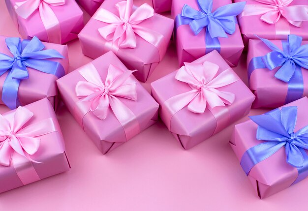 Confezioni regalo vacanza decorativa con colore rosa su sfondo rosa.