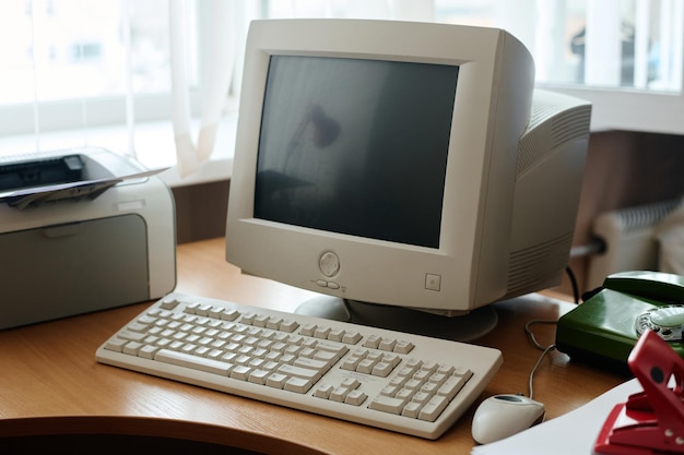 Configurazione del computer retro con monitor CRT sulla scrivania