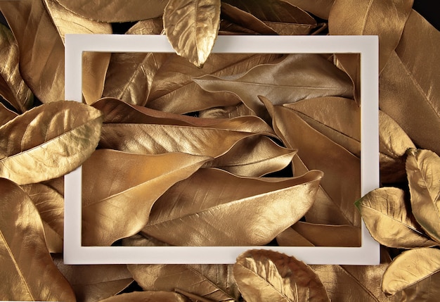 Confine cornice sullo sfondo di foglie d'oro