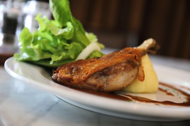 Confit de canard, confit d'anatra con verdure