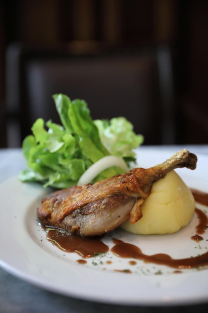 Confit de canard, confit d'anatra con verdure