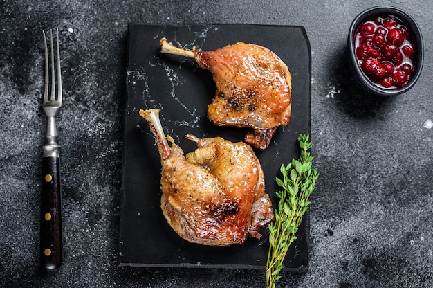 Confit di coscia d'anatra arrosto con salsa di cranberrie. vista dall'alto.