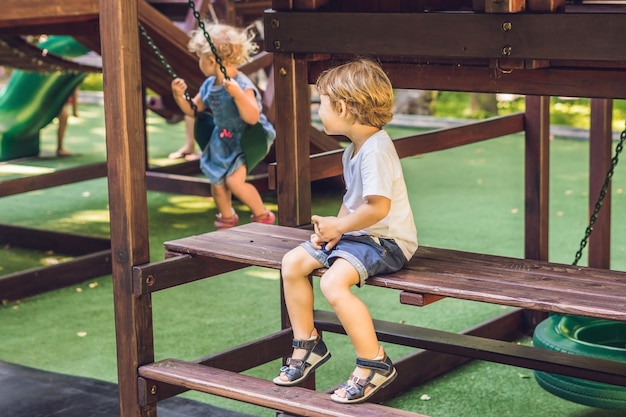 Conflitto nel parco giochi risentimento ragazzo e ragazza litigano