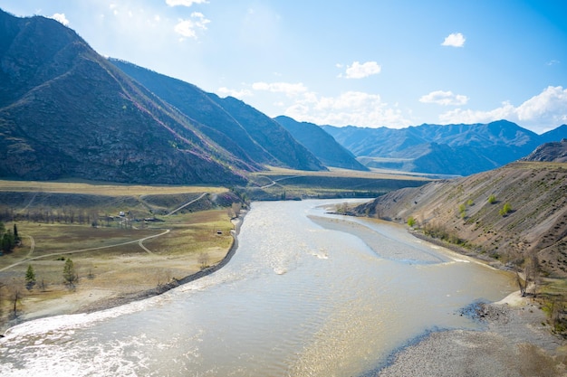 Confluenza dei fiumi chuya e katun nelle montagne di altai siberia russia paesaggio primaverile famoso tour