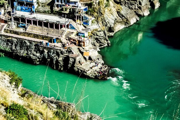 Confluenza del fiume Bhagirathi e del fiume Alkananda a Debprayad Uttarakhand India