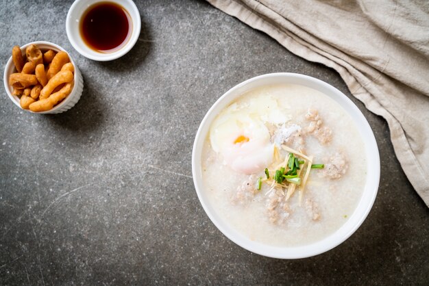 congee con carne di maiale macinata nella ciotola