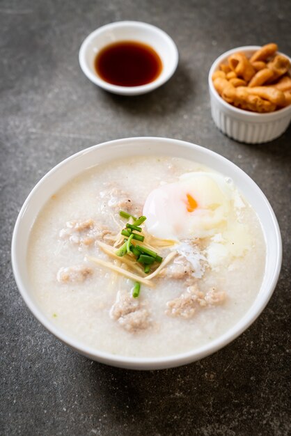 congee con carne di maiale macinata nella ciotola