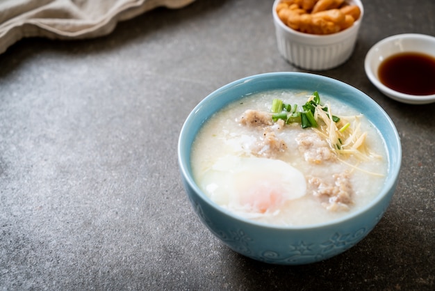 congee con carne di maiale tritata in ciotola