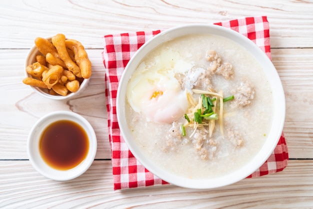 congee con carne di maiale tritata in ciotola